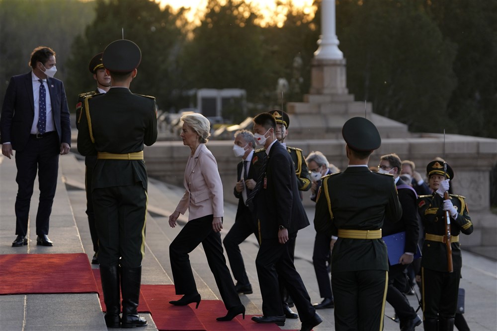 "Makron je napravio budalu od sebe u Kini": Analiza britanskog Spektatora o poseti francuskog predsednika Pekingu 2