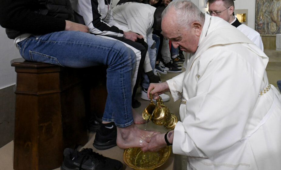 Papa oprao noge zatvorenicima: "Svako može da padne u greh" (FOTO) 1