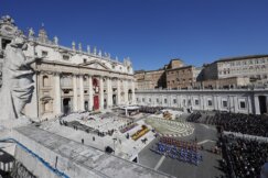Papa Franja i veliki broj ljudi na Trgu Svetog Petra obeležavaju Uskrs 3