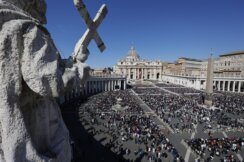 Papa Franja i veliki broj ljudi na Trgu Svetog Petra obeležavaju Uskrs 2