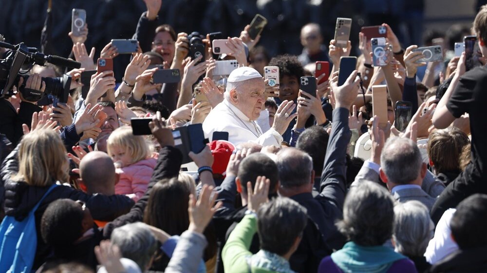 Papa Franja i veliki broj ljudi na Trgu Svetog Petra obeležavaju Uskrs 1