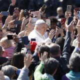 Papa Franja i veliki broj ljudi na Trgu Svetog Petra obeležavaju Uskrs 11