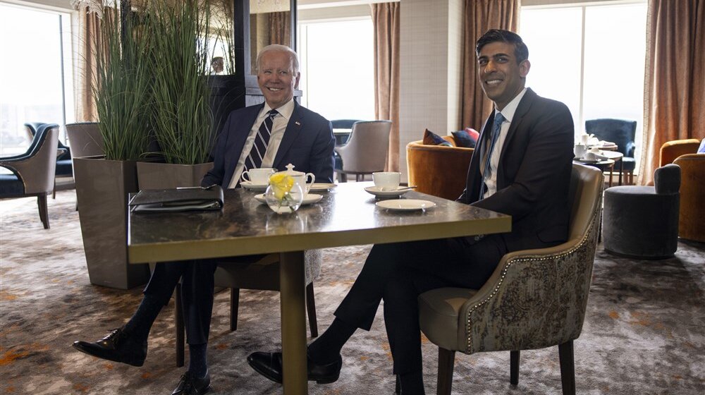 džozef bajden i riši sunak u belfastu