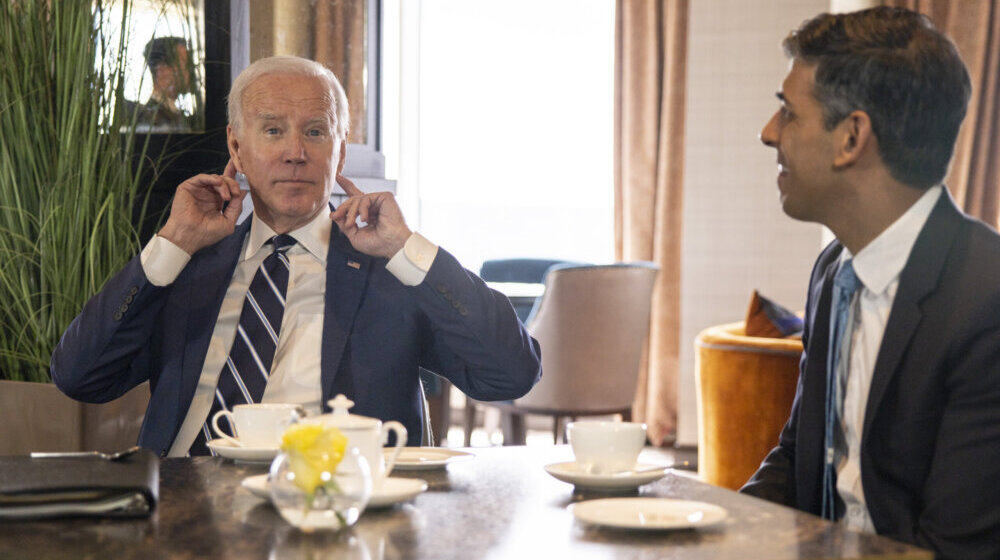 Britanski mediji o skandalu na aerodromu: Bajden gurnuo Sunaka (VIDEO) 1