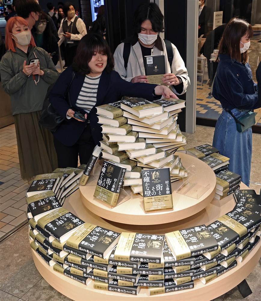 Haruki Murakami objavio prvi roman posle šest godina, fanovi čekali u redu do ponoći 2
