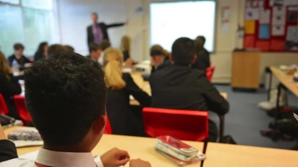 Srbija i obrazovanje: „Posle nekog vremena, digneš ruke" - zašto nastavnici neće na zamene i kako ih vratiti u škole 1 Školska klupa