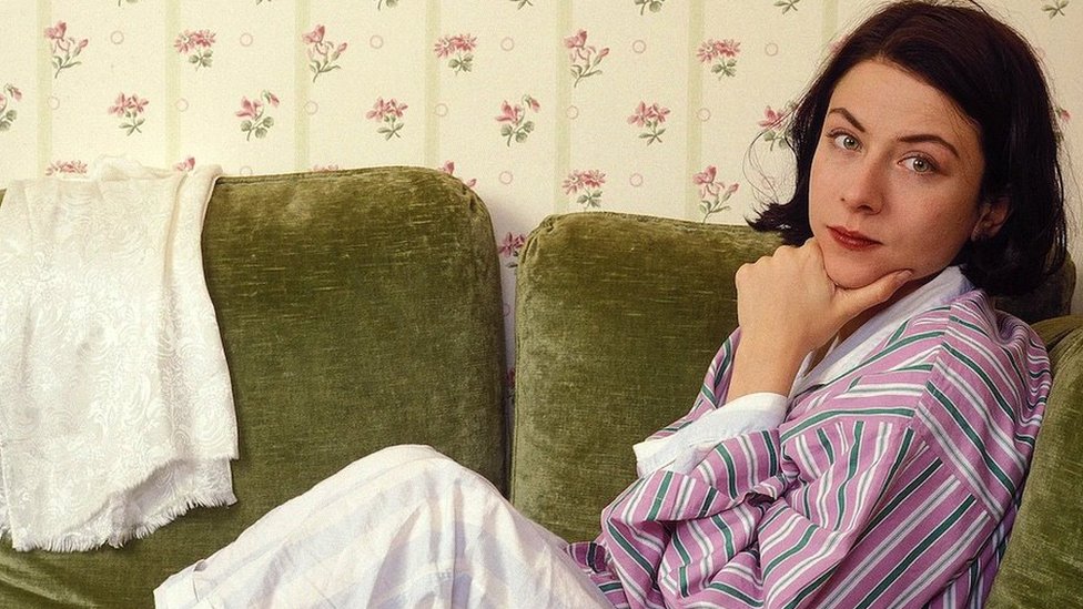 U intervjuu iz 2013, Dona Tart je citrala Ralfa Valdo Emersona, koji je izjavio da je „velika sloboda američkog načina života jeste sloboda da zatvorite vrata, navučete zavese"