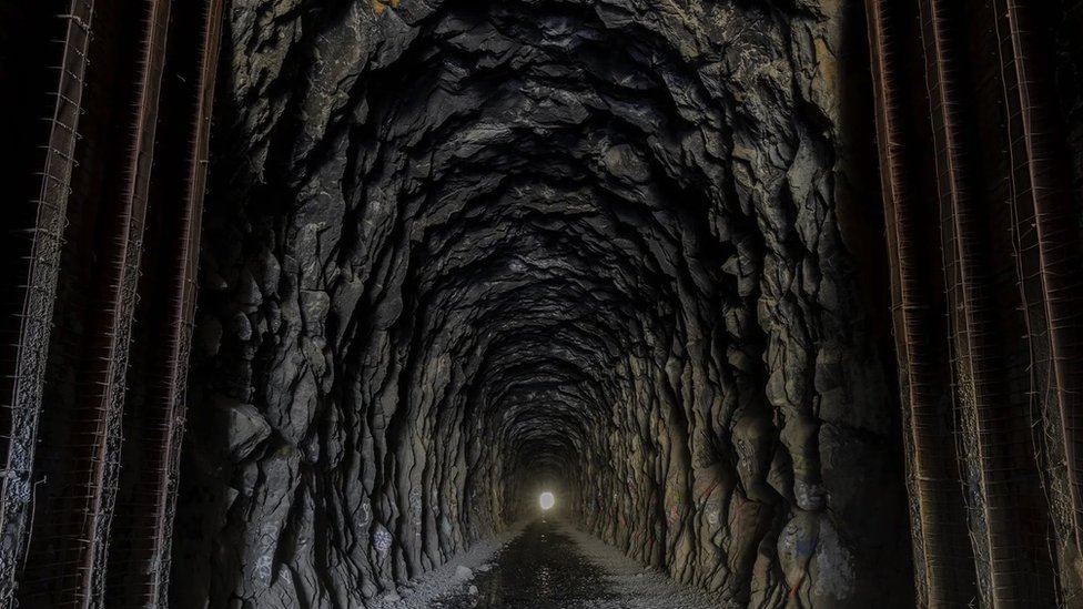 Kineskim radnicima je bilo potrebno dve godine da svojim rukama prokopaju 500 metara dugačak tunel kroz Doner Samit
