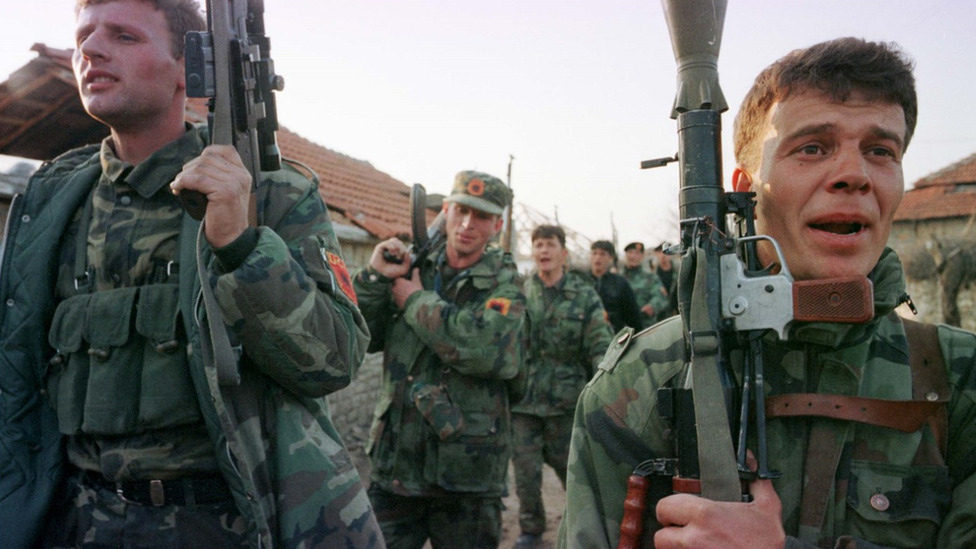 Kosovo i ratni zločini: Hašim Tači se izjasnio da nije kriv pred sudom u Hagu 5 Members of the KLA returning from fighting Serb forces, May 1999