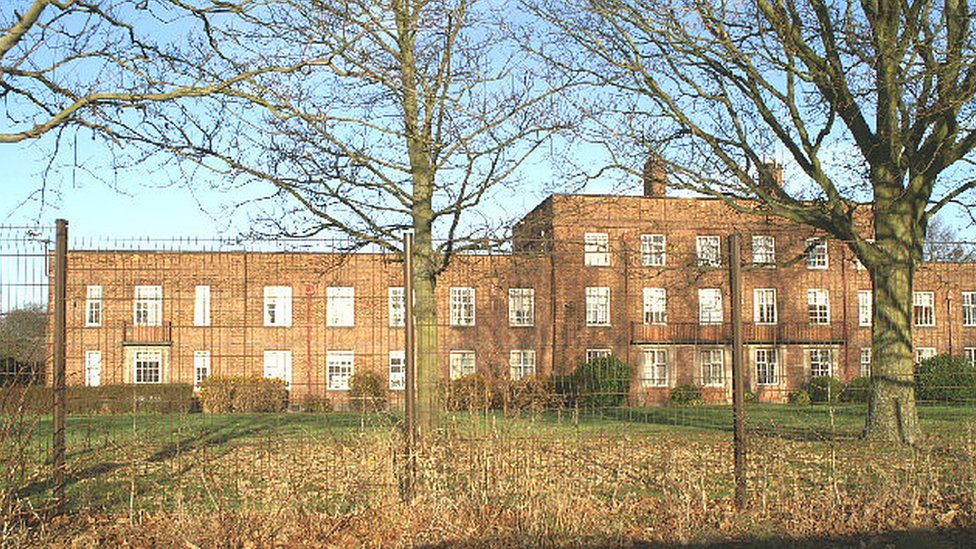 Velika Britanija i kriminal: Priča ozloglašeni zatvoreniku Čarlsu Bronsonu 3 Kirpičnoe zdanie za vыsokim zaborom