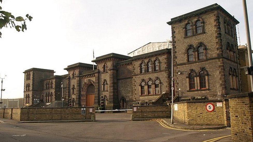 Velika Britanija i kriminal: Priča ozloglašeni zatvoreniku Čarlsu Bronsonu 6 Želtoe kirpičnoe zdanie s zabrannыmi rešetkami oknami