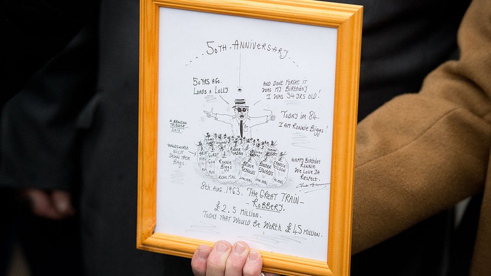 Velika Britanija i kriminal: Priča ozloglašeni zatvoreniku Čarlsu Bronsonu 10 Risunok v derevяnnoй rame v ruke