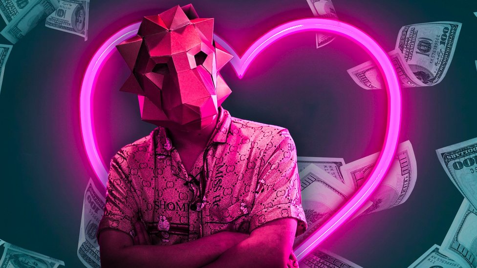 Čovek sa životinjskom maskom pod neonskim srcem okružen novčanicama