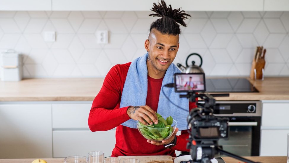 Lepota, posao i predrasude: Zašto dobar izgled može da vam pomogne da više zarađujete 3 Fitness vlogger making a video of himself at home