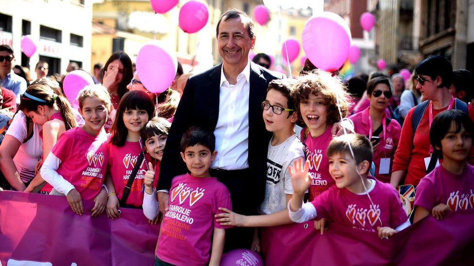LGBT prava: Italija ostavlja decu istopolnih roditelja u pravnom vakuumu 1 Milan's centre-left mayor Giuseppe Sala allowed same-sex parents to register their children, but the government has said that must stop