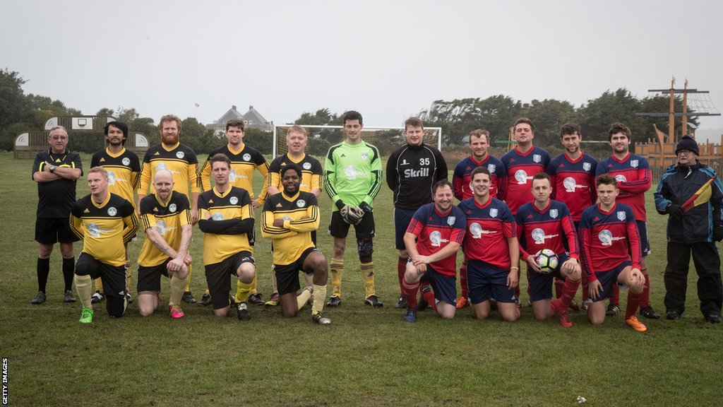 Fudbal i Engleska: Arhipelag Skili - odbegle krave i Bekamove posete - život u najmanjoj ligi na svetu 2 Woolpack Wanderers and Garrison Gunners pose for a team picture