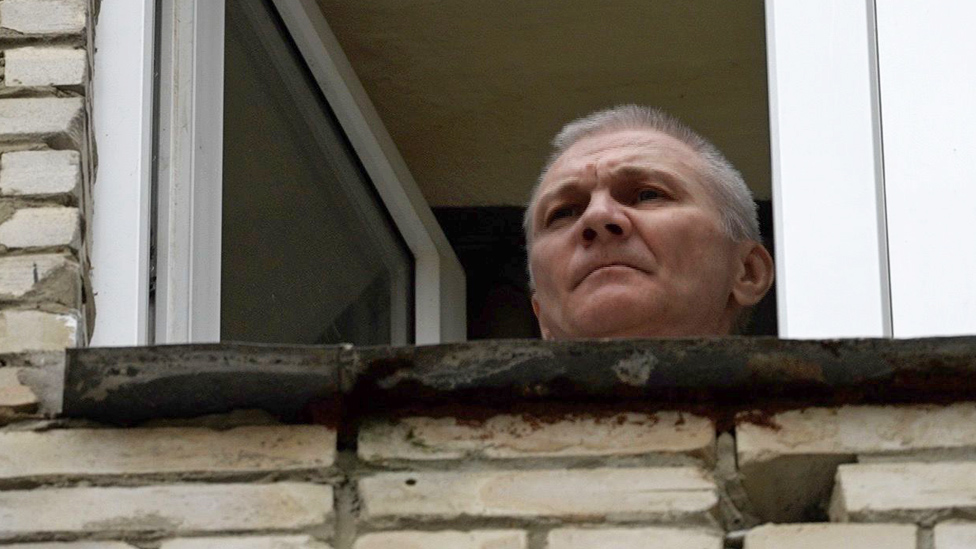Rusija i Ukrajina: Ruska devojčica koja je napravila antiratni crtež poslata kod majke 4 Alexei Moskalev appears at a window of the building where he is being held under house arrest