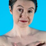 Velika Britanija: Univerzitetska profesorka sa Kembridža koja protestuje naga - „Iza svake gole žene je misleće biće“ 6