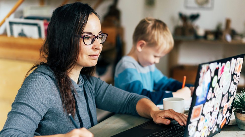 Društvene mreže i Linkdin: Promene kojima nisu svi zadovoljni 2 Stock shot of women working from home with a child