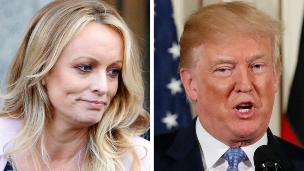 Amerika i Donald Tramp: Sedam ključnih pitanja koje objašnjavaju pravne probleme bivšeg predsednika 4 Adult film actress Stephanie Clifford, also known as Stormy Daniels, speaking in New York City, and U.S. President Donald Trump speaking in Washington, Michigan