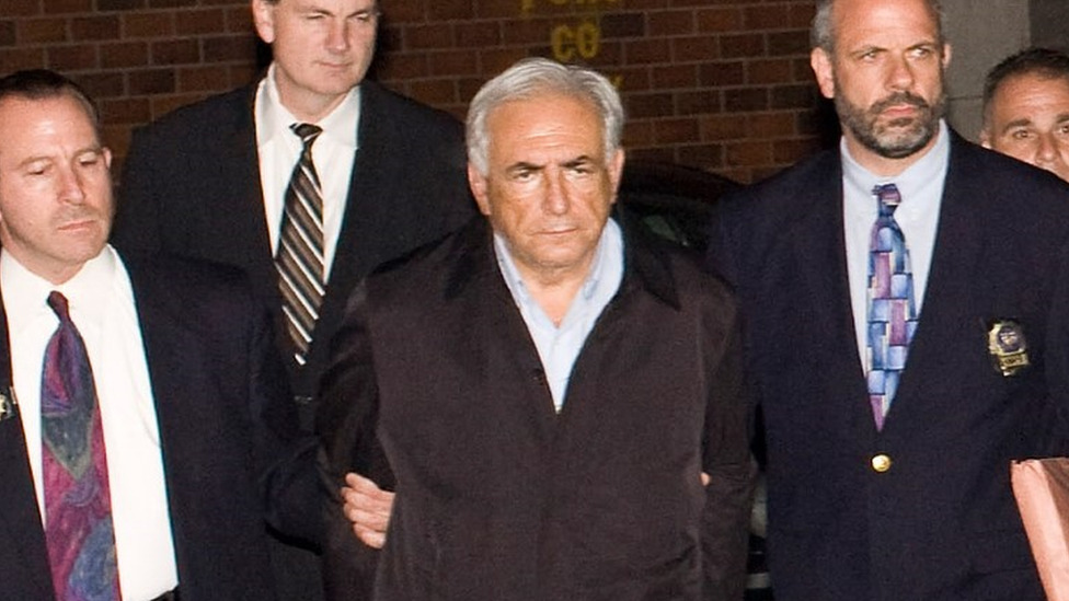 Amerika i Donald Tramp: Sedam ključnih pitanja koje objašnjavaju pravne probleme bivšeg predsednika 3 Bivši šef Međunarodnog monetarnog fonda Dominik Stros-Kan kritikovao je ovaj način privođenja dve godine pošto je fotografisan sa lisicama na rukama