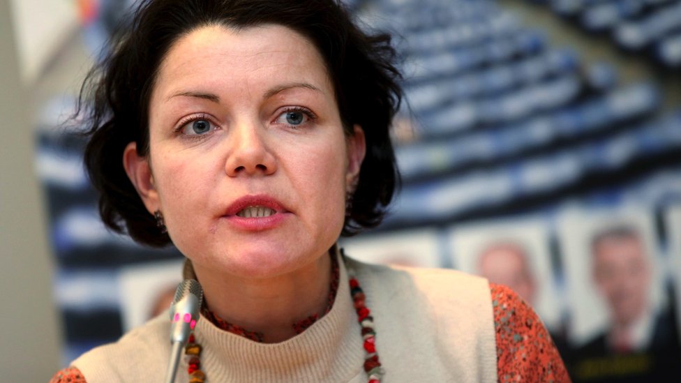 Migranti i Evropska unija: Smrtonosno putovanje - „Ugasili su šest cigareta na mom telu“ 4 Close up of Ieva Raubishko speaking into a microphone