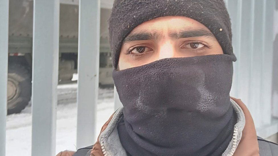 Migranti i Evropska unija: Smrtonosno putovanje - „Ugasili su šest cigareta na mom telu“ 1 Abdulrahman Kiwan wearing grey balaclava standing in front of a fence