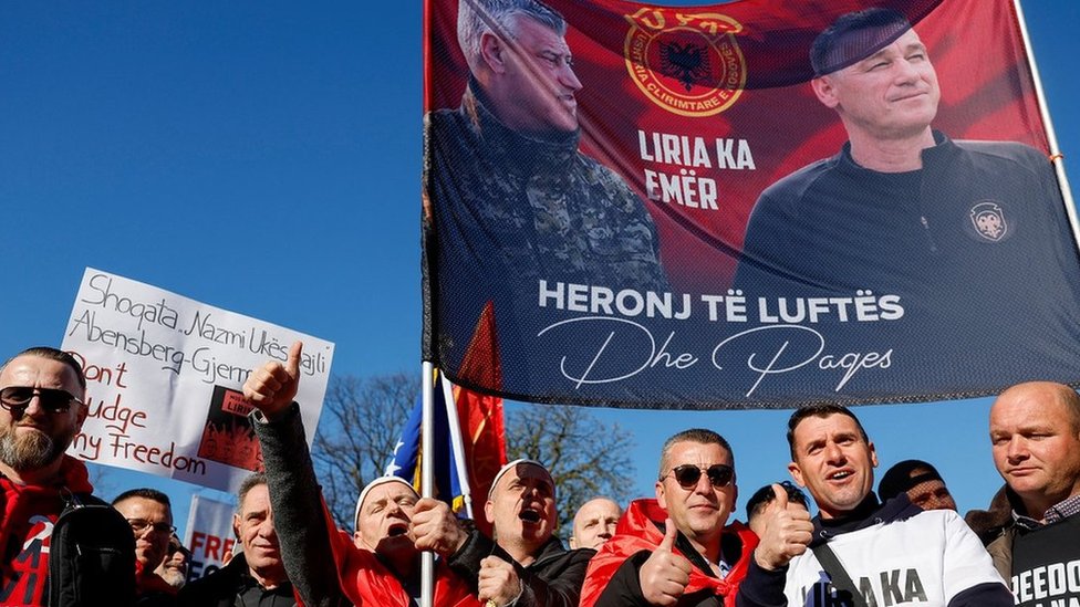 Kosovo i ratni zločini: Hašim Tači se izjasnio da nije kriv pred sudom u Hagu 2 Protest u Hagu