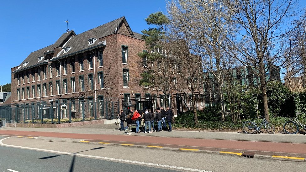 Sud se nalazi u Međunarodnoj zoni i unutra nije dozvoljeno fotografisanje