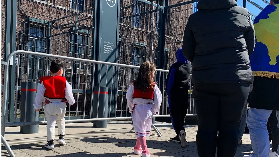 Kosovo i ratni zločini: Kako izgleda izveštavanje iz međunarodnog specijalnog suda u Hagu 4 deca ispred suda