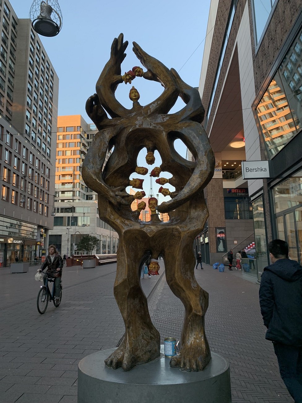 Kosovo i ratni zločini: Kako izgleda izveštavanje iz međunarodnog specijalnog suda u Hagu 3 Hag, april 2023.