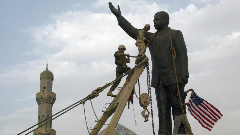 US soldiers toppling Saddam Hussein statue