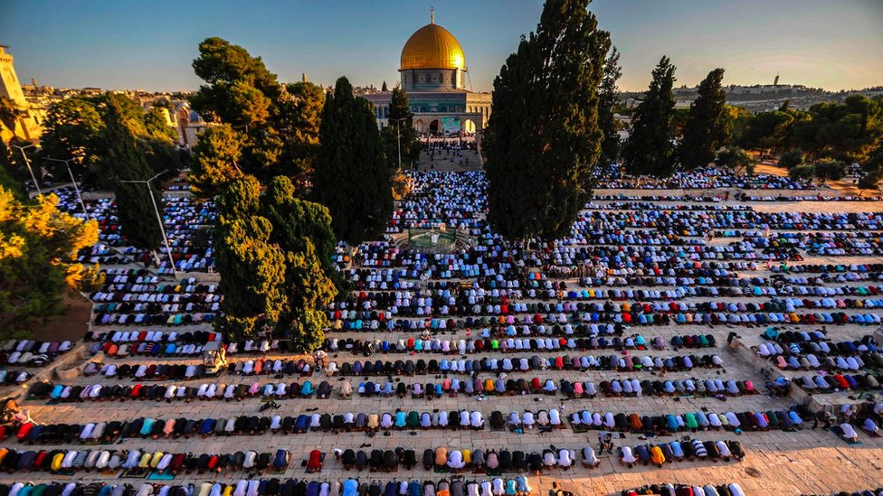 Izrael i Palestinci: Zašto je najava žrtvovanja koze dovela do sukoba u Jerusalimu 1 Palestinian Muslim worshippers pray on July 31, 2020 at the al-Aqsa Mosque compound in Jerusalem's old city