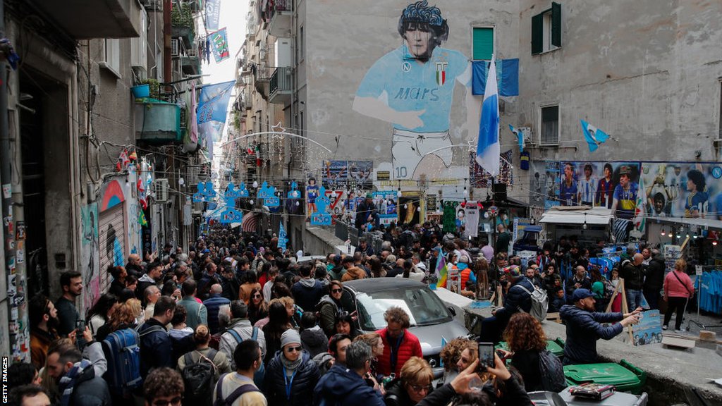 Italija i fudbal: Napulj - grad koji čeka prvu titulu šampiona još od vremena Dijega Maradone 3 Maradona mural