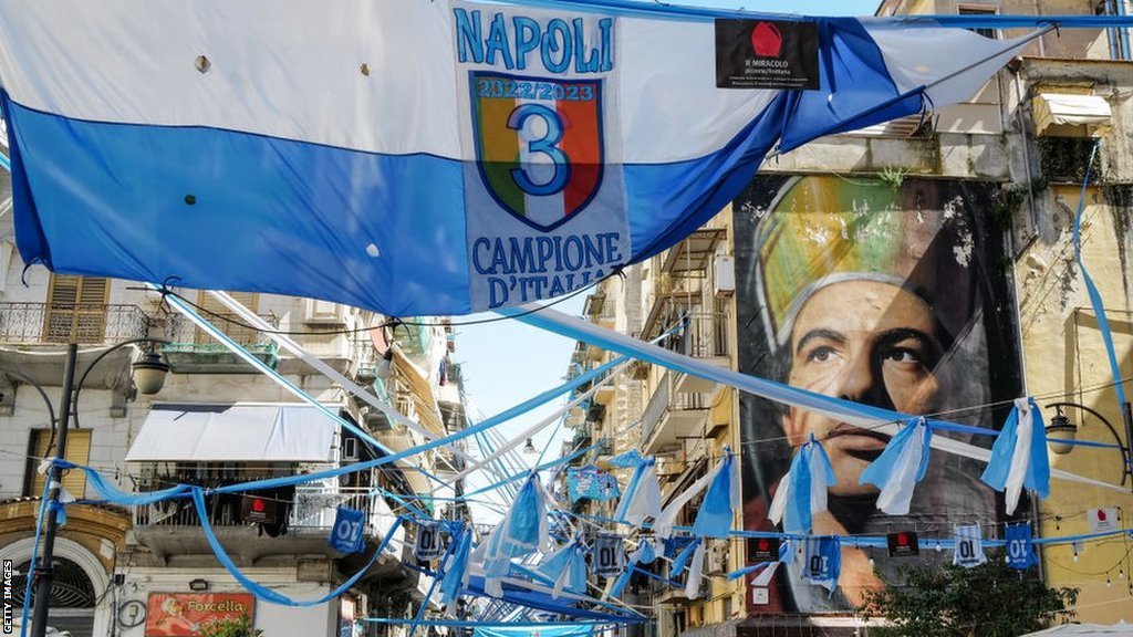Italija i fudbal: Napulj - grad koji čeka prvu titulu šampiona još od vremena Dijega Maradone 6 Flags and banners in Naples