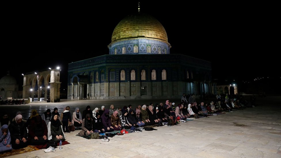 Izrael i Palestinci: Iz Libana ispaljene desetine rakete na Izrael, optužbe na račun Hamasa 3 Worshippers attend nightly Ramadan prayers at the al-Aqsa mosque compound, in front of the Dome of the Rock (5 April 2023)