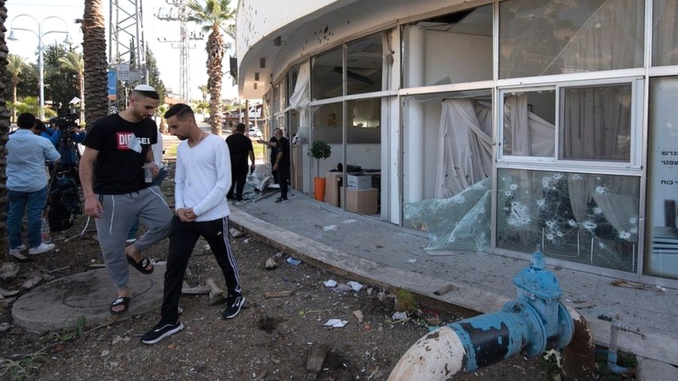 Izrael i Palestinci: Iz Libana ispaljene desetine rakete na Izrael, optužbe na račun Hamasa 1 Israelis inspect a building in the northern town of Shlomi that was damaged by rocket fire from Lebanon (6 April 2023)