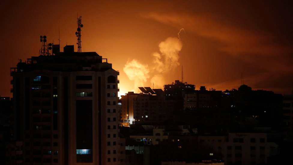 Izrael i Palestinci: Izraelska vojska gađala Liban i Gazu, na Zapadnoj obali ubijene dve Jevrejke 2 Smoke rises above buildings in Gaza City as Israel launches air strikes late on 6 April 2023