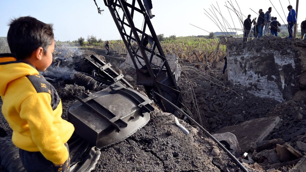 Izrael i Palestinci: Izraelska vojska gađala Liban i Gazu, na Zapadnoj obali ubijene dve Jevrejke 1 A child looks at a small bridge near the southern Lebanese village of al-Qulaila that was destroyed in an Israeli air strike (7 April 2023)