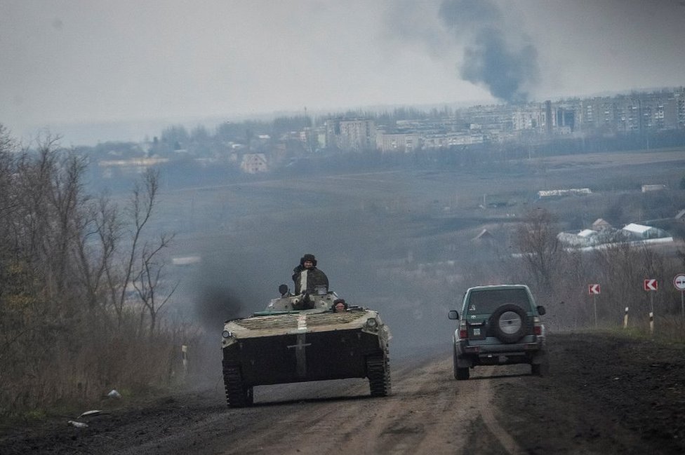 Ukrajinski vojnici voze se borbenim vozilom pešadije BMP-1, dok se nastavlja napad Rusije na Ukrajinu na liniji fronta