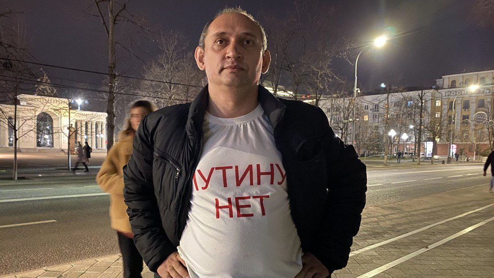 Vitaly Votanovsky wearing a t-shirt which reads 'no to war' in Russian