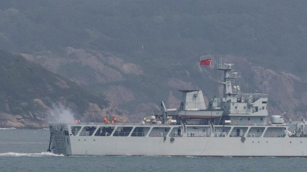 Kina i Tajvan: Peking organizuje vojnu vežbu opkoljavanje susednog ostrva 1 A Chinese warship fires towards the shore during a military drill near near the Taiwan-controlled Matsu Islands