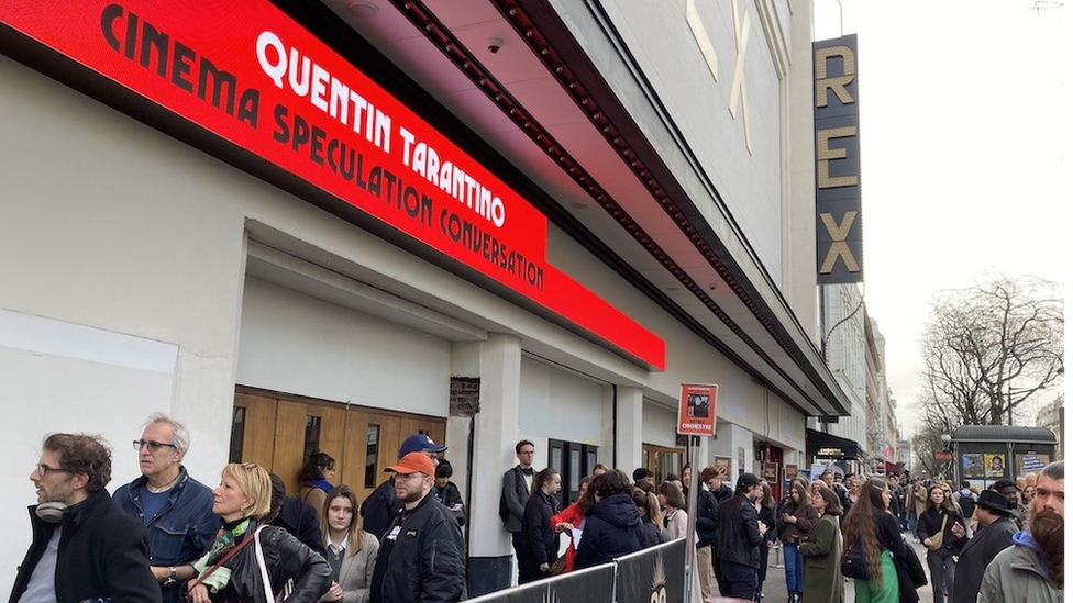 Film i Holivud: Veče sa Kventinom Tarantinom 2 Ljudi u redu ispred bioskopa