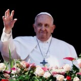 Papa Franja: Vernici odahnuli pošto je papa posle bolesti predvodio uskršnju misu 11