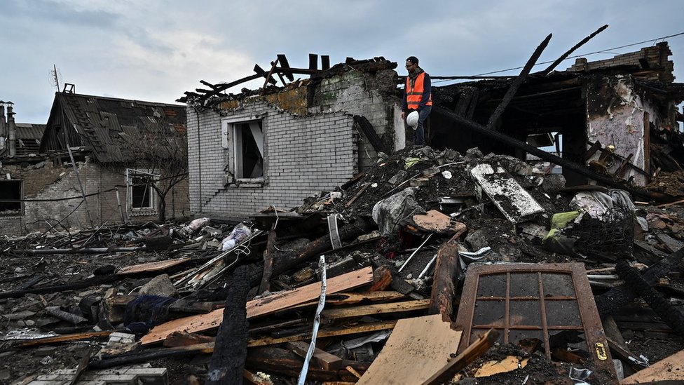 Rusija i Ukrajina: U granatiranju Zaporožja stradali otac i ćerka, papa Franja se moli za pomoć 'ukrajinskom narodu na putu ka miru' 1 Ruševine u Zaporožju
