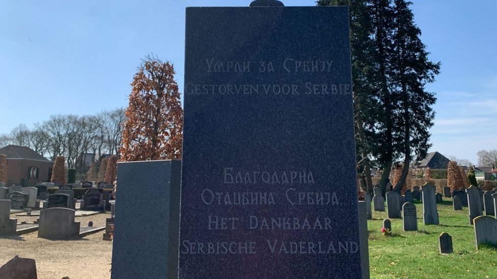 Okružen holandskim epitafima, izdiže se spomenik sa natpis na srpskom i holandskom