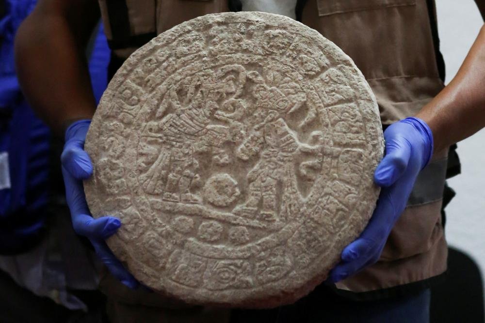 Arheologija: Pronađena ploča sa uklesanim rezultatima igre loptom drevnih Maja 1 A worker shows a circular-shaped Mayan scoreboard used for a ball game found at Chichen Itza's archaeological site during a news conference, in Merida, Mexico April 11, 2023.