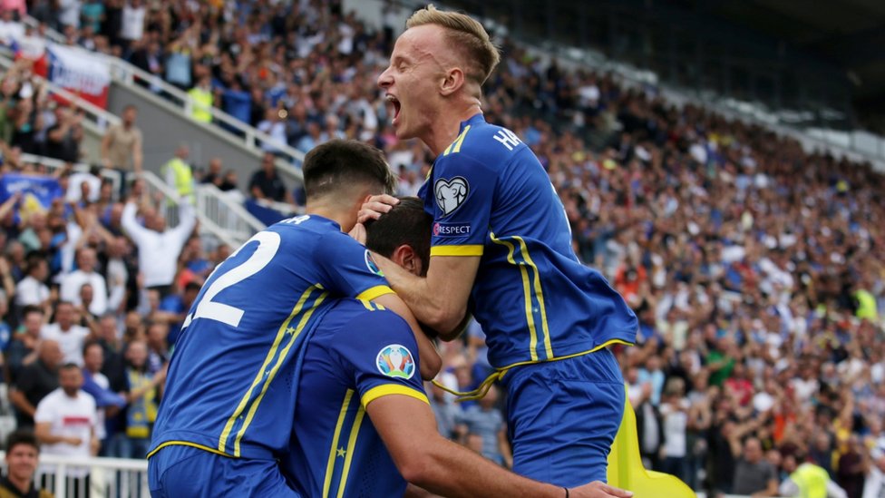 Kosovo, fudbal i sport: Šta znamo o „zabrani" klubovima van kosovskog takmičenja 3 Kosovo players celebrate