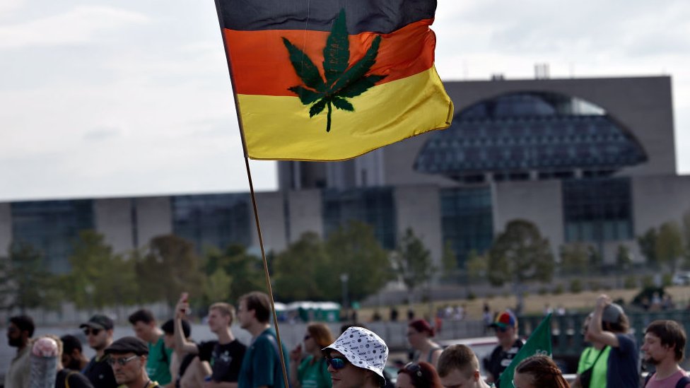 Nemačka i zakon: Šta donose reforme u oblasti narkotika 1 Activists demonstrating for the legalisation of marijuana march in the annual Hemp Parade (Hanfparade) on August 13, 2022 in Berlin, Germany