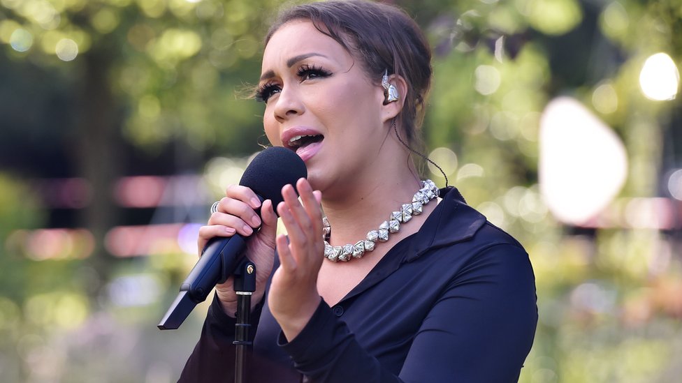 Evrovizija 2023: Rita Ora nastupa u revijalnom programu Evrovizije 2 Rebecca Ferguson